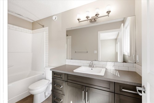 2016 Cavanagh Drive Sw, Edmonton, AB - Indoor Photo Showing Bathroom