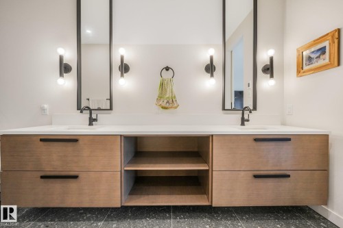10925 University Avenue Nw, Edmonton, AB - Indoor Photo Showing Bathroom