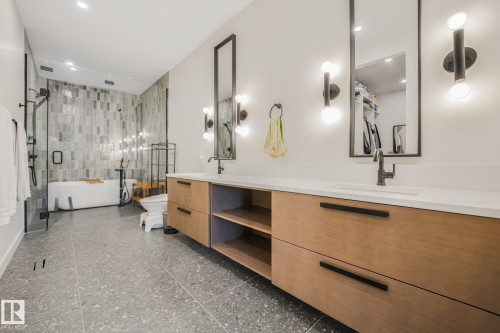 10925 University Avenue Nw, Edmonton, AB - Indoor Photo Showing Bathroom
