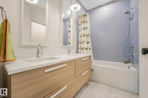 10925 University Avenue Nw, Edmonton, AB - Indoor Photo Showing Bathroom