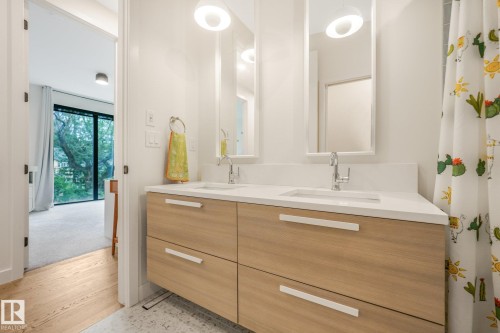 10925 University Avenue Nw, Edmonton, AB - Indoor Photo Showing Bathroom