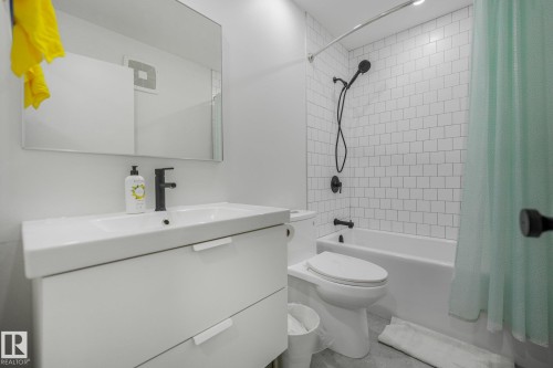 10925 University Avenue Nw, Edmonton, AB - Indoor Photo Showing Bathroom