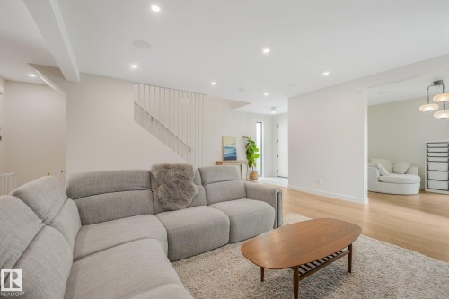 10925 University Avenue Nw, Edmonton, AB - Indoor Photo Showing Living Room
