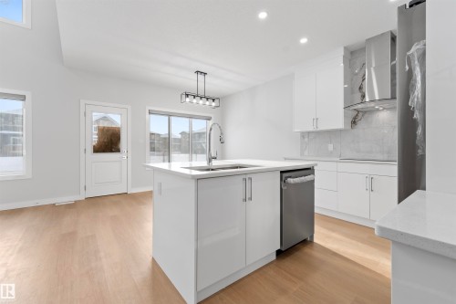 47 Axelwood Crescent, Spruce Grove, AB - Indoor Photo Showing Kitchen With Double Sink