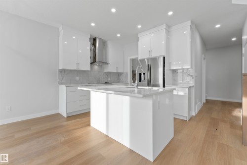 47 Axelwood Crescent, Spruce Grove, AB - Indoor Photo Showing Kitchen With Upgraded Kitchen