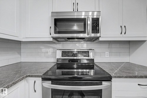 #7 10 Devon Cl, St. Albert, AB - Indoor Photo Showing Kitchen With Upgraded Kitchen