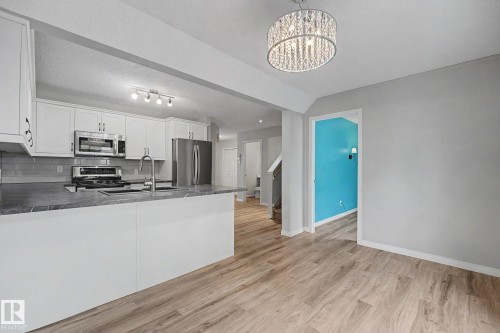 #7 10 Devon Cl, St. Albert, AB - Indoor Photo Showing Kitchen