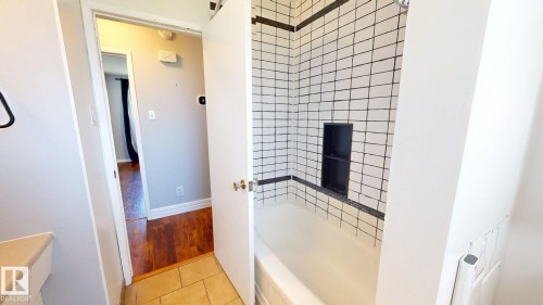 10661 152 Street Nw, Edmonton, AB - Indoor Photo Showing Bathroom