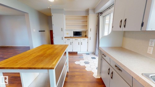 10661 152 Street Nw, Edmonton, AB - Indoor Photo Showing Kitchen