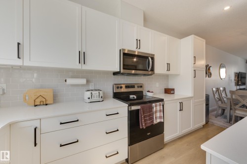 19281 22A Avenue Nw, Edmonton, AB - Indoor Photo Showing Kitchen With Upgraded Kitchen