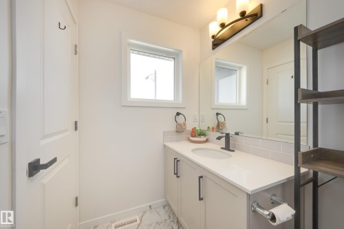 19281 22A Avenue Nw, Edmonton, AB - Indoor Photo Showing Bathroom