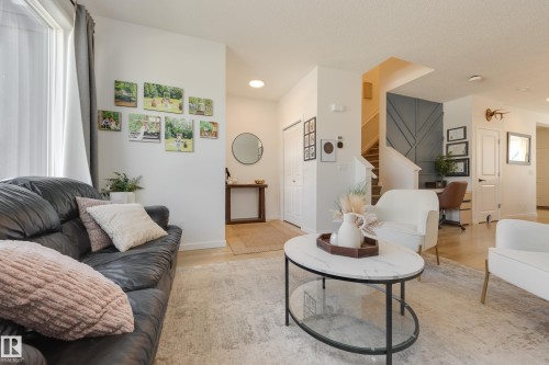 19281 22A Avenue Nw, Edmonton, AB - Indoor Photo Showing Living Room