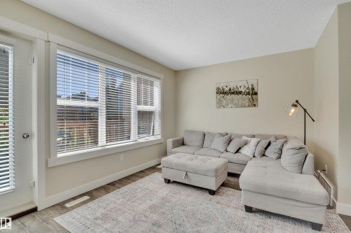 #189 401 Southfork Dr, Leduc, AB - Indoor Photo Showing Living Room