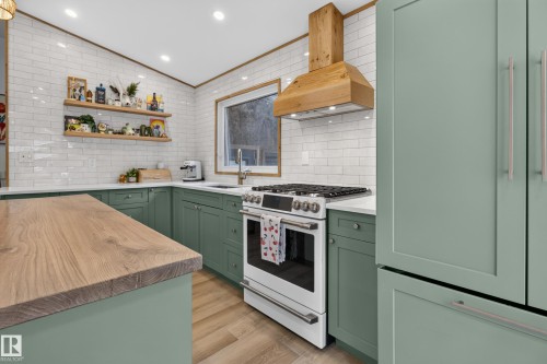 33 Hazel Street, Sherwood Park, AB - Indoor Photo Showing Kitchen With Upgraded Kitchen