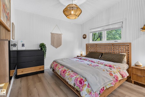 33 Hazel Street, Sherwood Park, AB - Indoor Photo Showing Bedroom