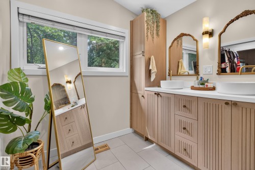33 Hazel Street, Sherwood Park, AB - Indoor Photo Showing Bathroom