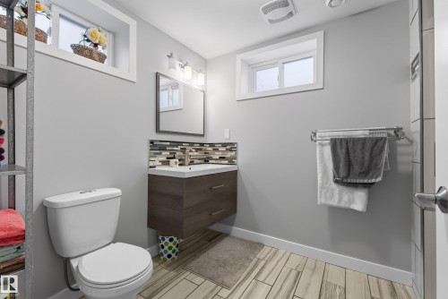 14604 93 Avenue Nw, Edmonton, AB - Indoor Photo Showing Bathroom