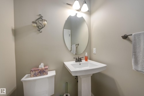 5881 168A Avenue Nw, Edmonton, AB - Indoor Photo Showing Bathroom