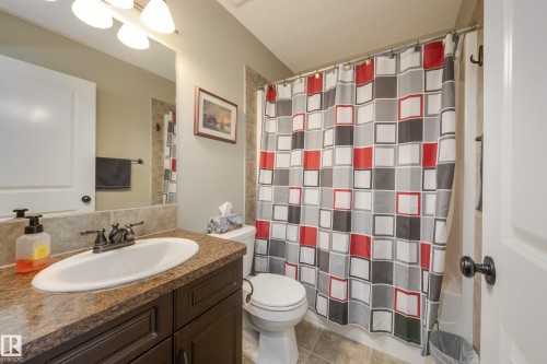 5881 168A Avenue Nw, Edmonton, AB - Indoor Photo Showing Bathroom