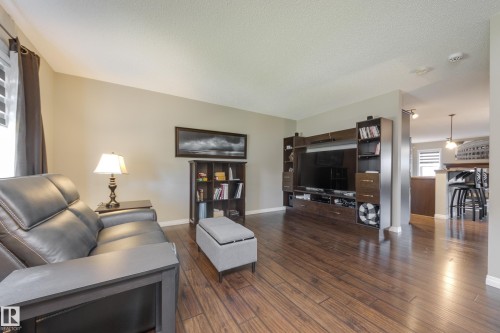 5881 168A Avenue Nw, Edmonton, AB - Indoor Photo Showing Living Room