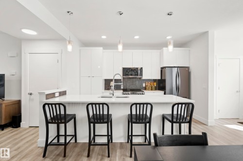 175 Kinglet Boulevard Nw, Edmonton, AB - Indoor Photo Showing Kitchen With Upgraded Kitchen
