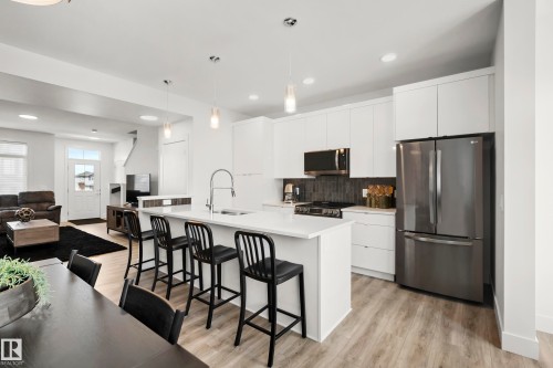 175 Kinglet Boulevard Nw, Edmonton, AB - Indoor Photo Showing Kitchen With Upgraded Kitchen