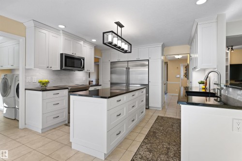 26 Eastbourne Close, St. Albert, AB - Indoor Photo Showing Kitchen With Upgraded Kitchen