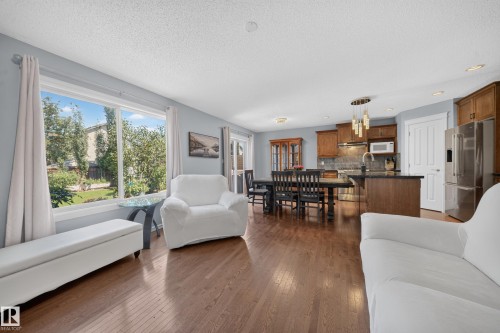 90 Rue Montalet, Beaumont, AB - Indoor Photo Showing Living Room