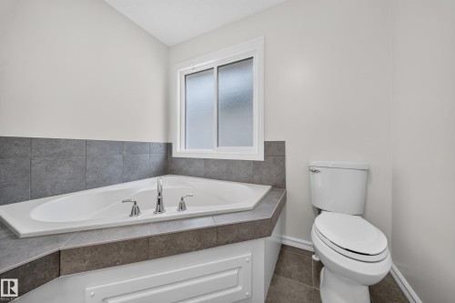 90 Rue Montalet, Beaumont, AB - Indoor Photo Showing Bathroom