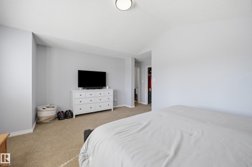 Spacious bedroom featuring light neutral wall tones and plush carpet flooring - 3606 Whitelaw Bay Nw, Edmonton, AB - Indoor Photo Showing Bedroom