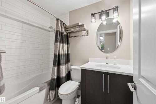 #1 10015 83 Av Nw Nw, Edmonton, AB - Indoor Photo Showing Bathroom