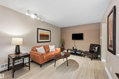 #1 10015 83 Av Nw Nw, Edmonton, AB - Indoor Photo Showing Living Room