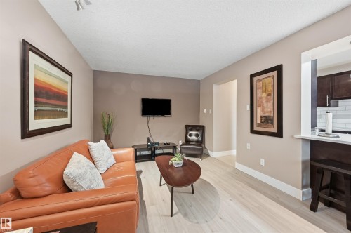 #1 10015 83 Av Nw Nw, Edmonton, AB - Indoor Photo Showing Living Room