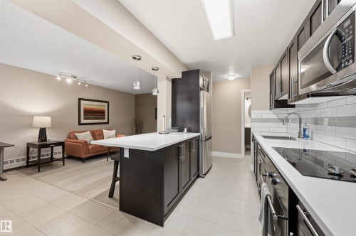 #1 10015 83 Av Nw Nw, Edmonton, AB - Indoor Photo Showing Kitchen With Upgraded Kitchen