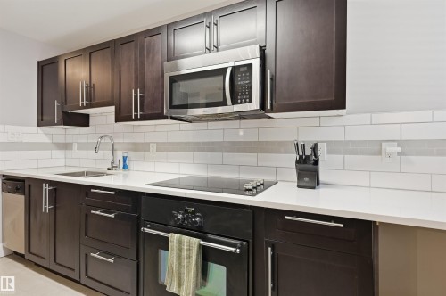 #1 10015 83 Av Nw Nw, Edmonton, AB - Indoor Photo Showing Kitchen With Upgraded Kitchen