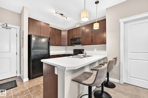 #411 3715 Whitelaw Ln Nw, Edmonton, AB - Indoor Photo Showing Kitchen With Double Sink
