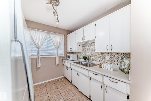 100 Dickinsfield Crest Nw, Edmonton, AB - Indoor Photo Showing Kitchen With Double Sink