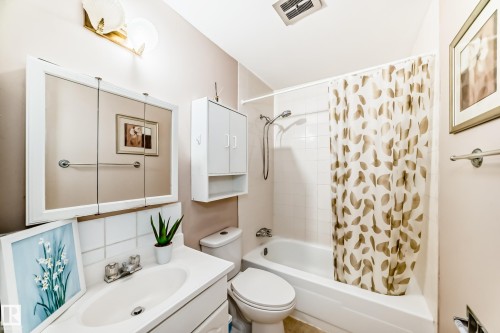 100 Dickinsfield Crest Nw, Edmonton, AB - Indoor Photo Showing Bathroom