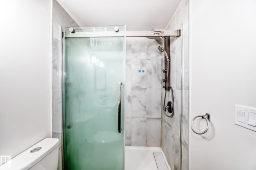 100 Dickinsfield Crest Nw, Edmonton, AB - Indoor Photo Showing Bathroom