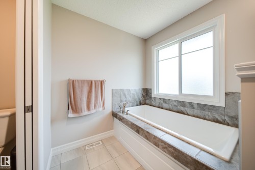 3632 Keswick Boulevard Sw, Edmonton, AB - Indoor Photo Showing Bathroom