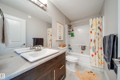 3632 Keswick Boulevard Sw, Edmonton, AB - Indoor Photo Showing Bathroom