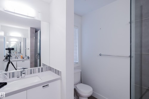 8722 150 Street Nw, Edmonton, AB - Indoor Photo Showing Bathroom