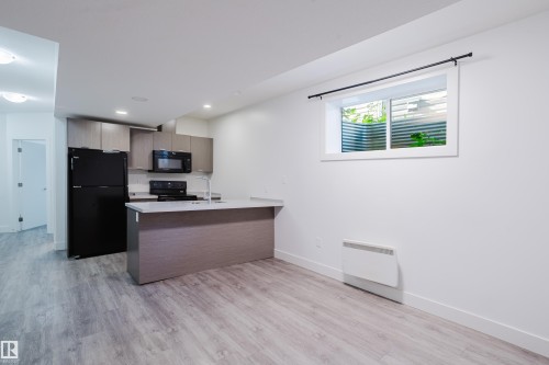 8722 150 Street Nw, Edmonton, AB - Indoor Photo Showing Kitchen