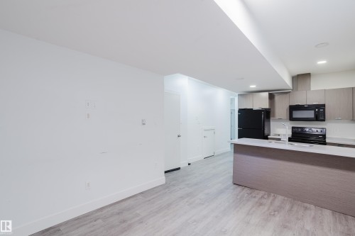 8722 150 Street Nw, Edmonton, AB - Indoor Photo Showing Kitchen