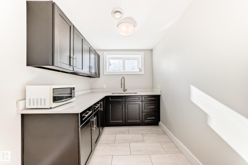 10711 70 Avenue Nw, Edmonton, AB - Indoor