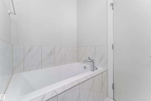 16212 32 Avenue Sw, Edmonton, AB - Indoor Photo Showing Bathroom