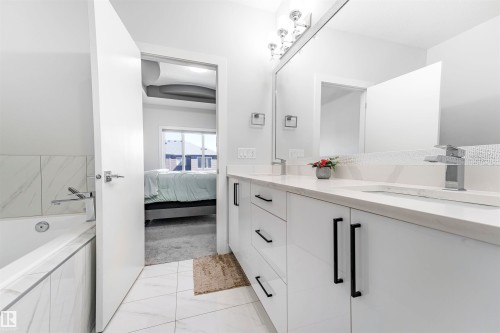 16212 32 Avenue Sw, Edmonton, AB - Indoor Photo Showing Bathroom