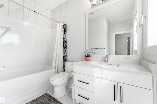 16212 32 Avenue Sw, Edmonton, AB - Indoor Photo Showing Bathroom