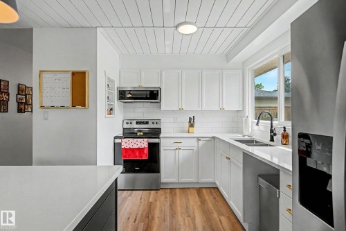 4305 43A Avenue, Leduc, AB - Indoor Photo Showing Kitchen With Double Sink With Upgraded Kitchen