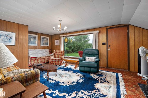 207 1St Avenue, Rural Wetaskiwin County, AB - Indoor Photo Showing Living Room
